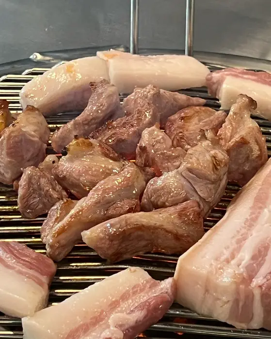 지글지글 익어가는 흑돼지 근고기와 여러 부위의 고기들