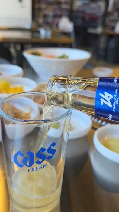 유리잔에 맥주를 따르는 모습