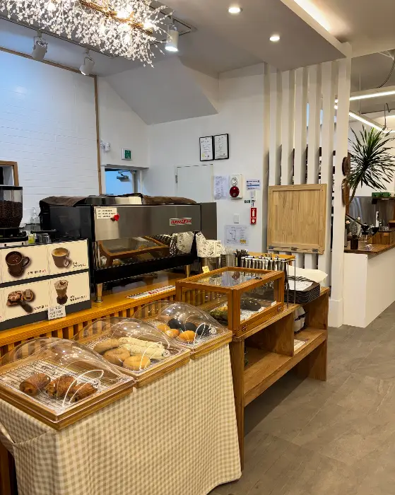 카페 내부의 디저트 진열대