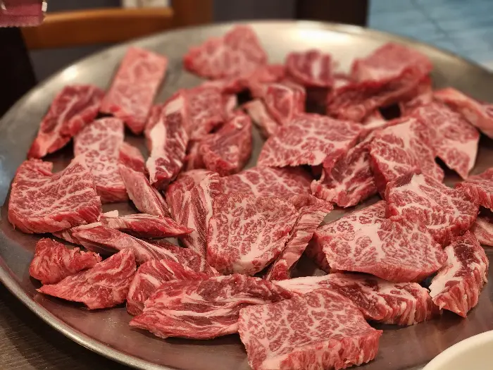 넓은 접시에 푸짐하게 담겨 나온 신선한 소고기 조각들