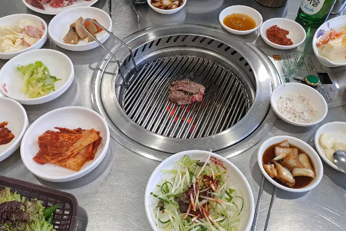 젓가락으로 집어 올린 맛있는 육회 한 점