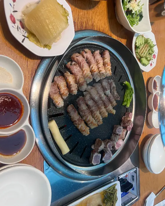 다양한 고기와 곁들임 메뉴