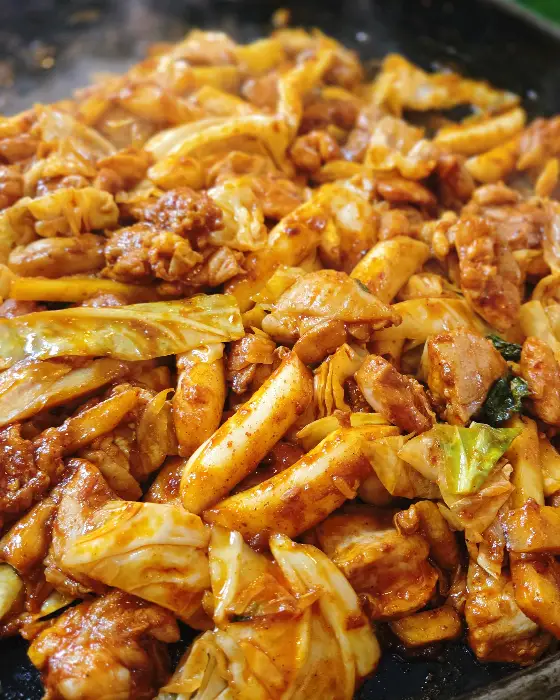 철판에 익어가는 닭갈비