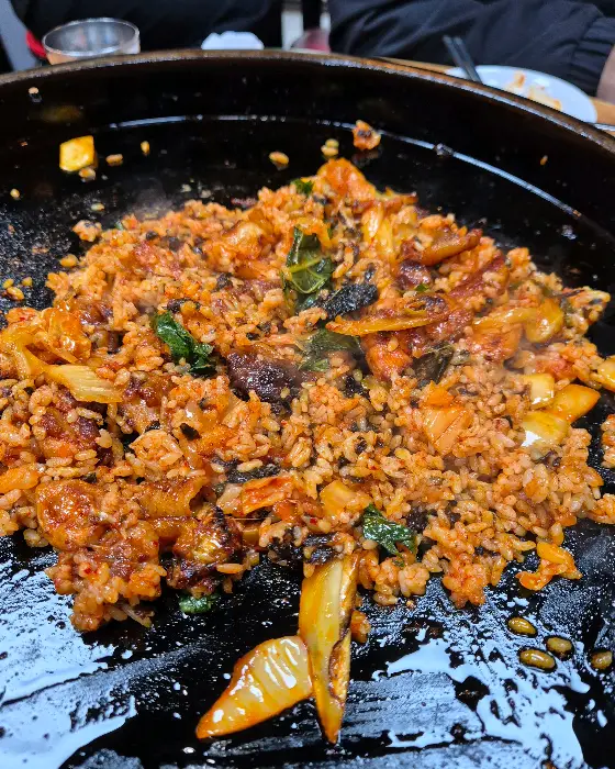 야채와 함께 볶아지는 닭갈비