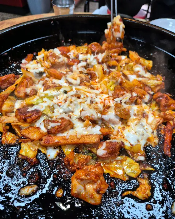 치즈가 듬뿍 올라간 치즈닭갈비