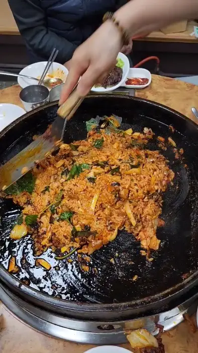 볶음밥을 볶는 모습