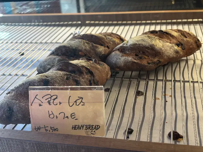 올리브가 박힌 빵의 클로즈업 샷