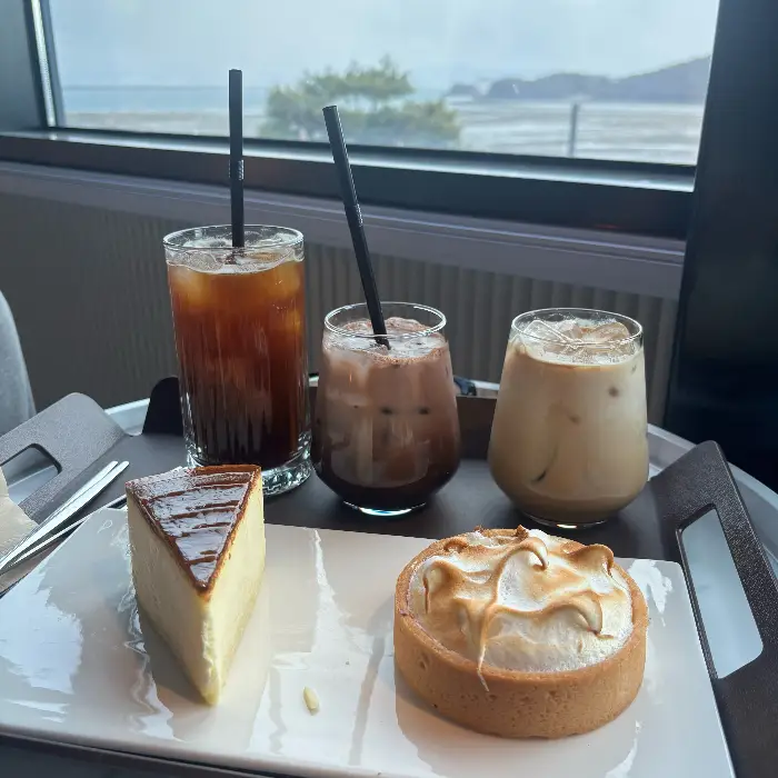 다양한 음료와 디저트