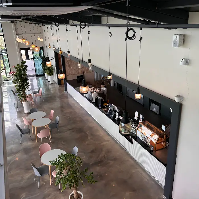 매장 내부에서 보이는 카운터와 테이블 배치