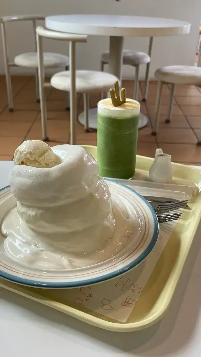 수플레 팬케이크와 녹차 쉐이크