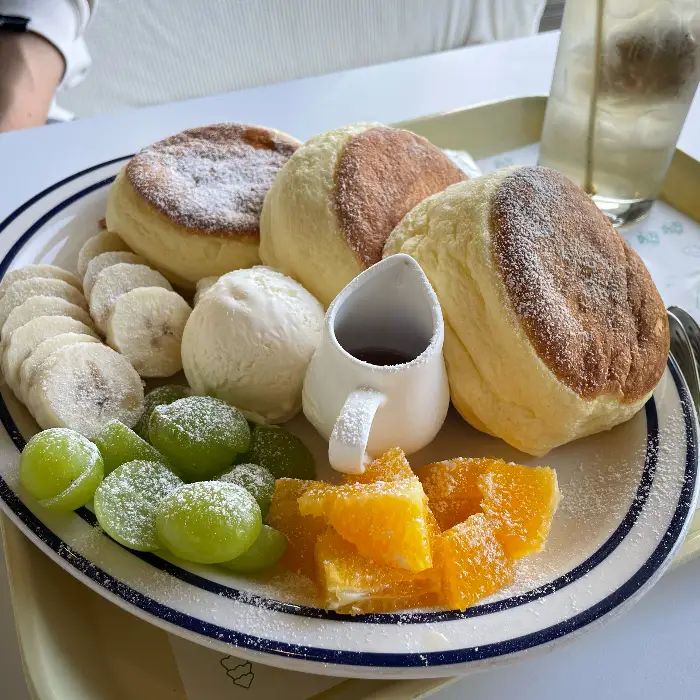 다양한 과일이 곁들여진 수플레