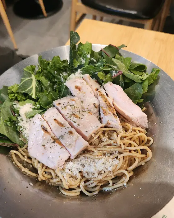 푸짐하게 담긴 샐러드와 파스타