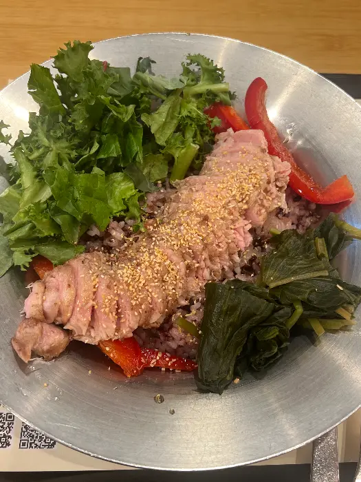 부드러운 핑크빛의 고기와 신선한 채소