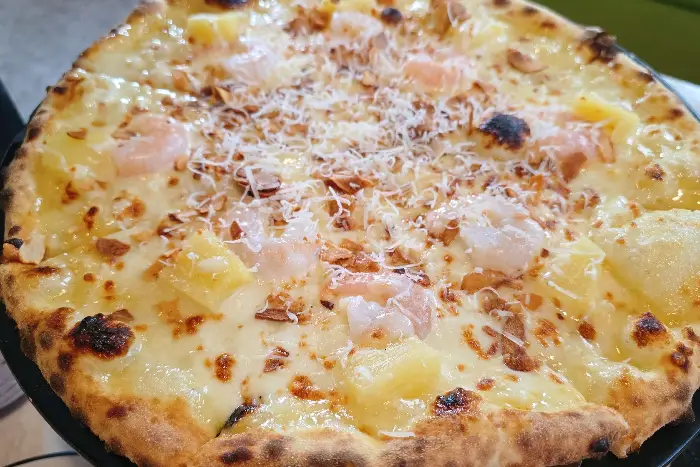 새우와 파인애플이 올라간 하와이안 쉬림프 피자 사진