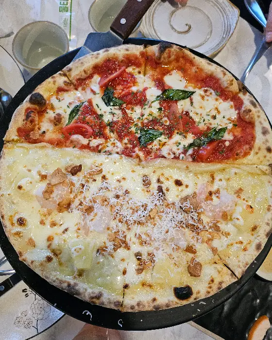 마르게리따와 하와이안 쉬림프 반반 피자 사진