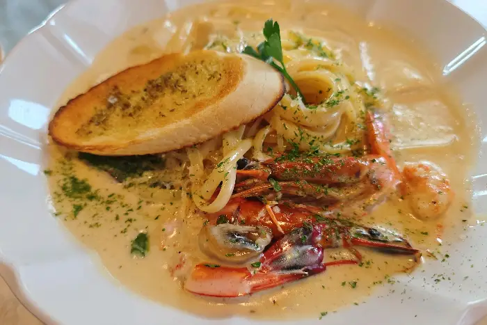 새우와 크림소스, 빵이 곁들여진 감베리 크림 파스타 사진