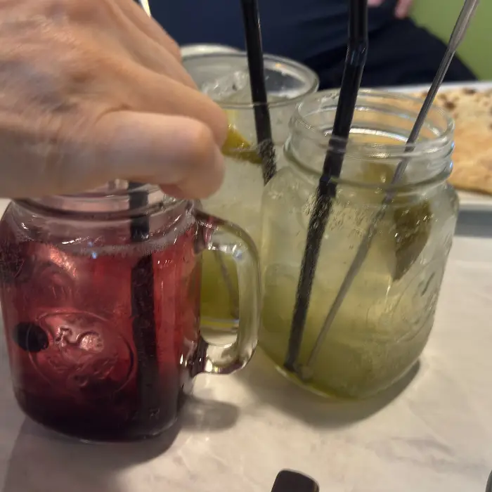 음료잔과 빵 조각이 놓인 사진