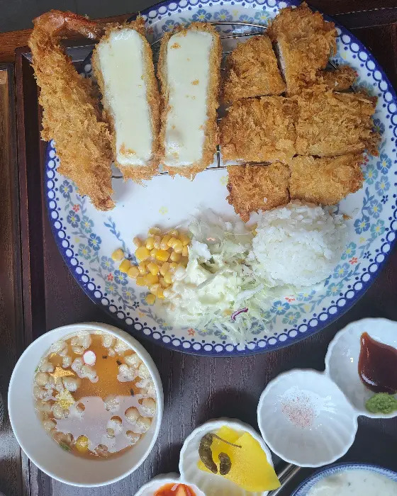 로봇 고양이 알바생과 보드게임, 칫솔과 가글 등 편의 용품