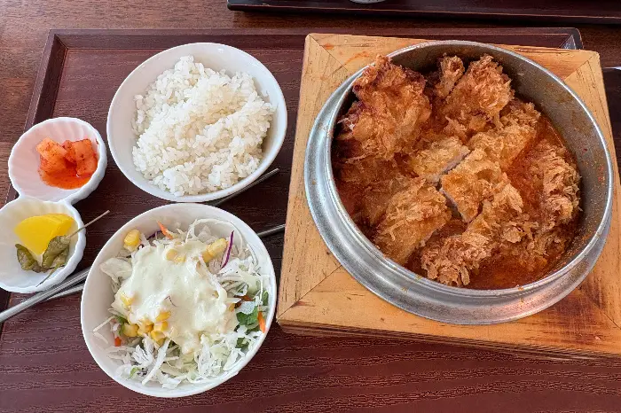 다양한 소스와 곁들여 먹는 돈까스