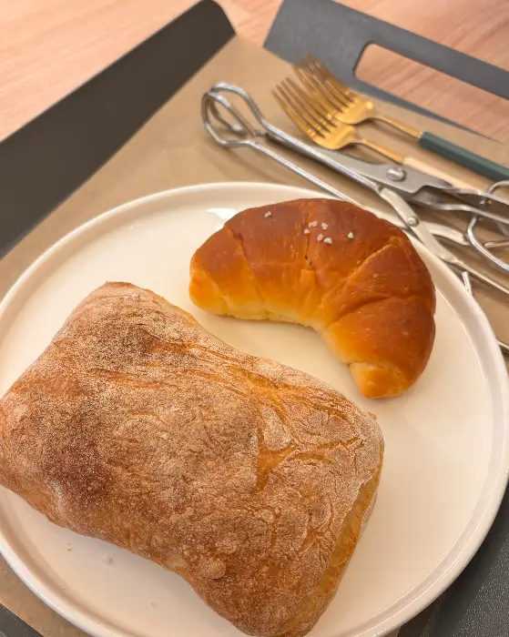 소금빵으로 보이는 빵