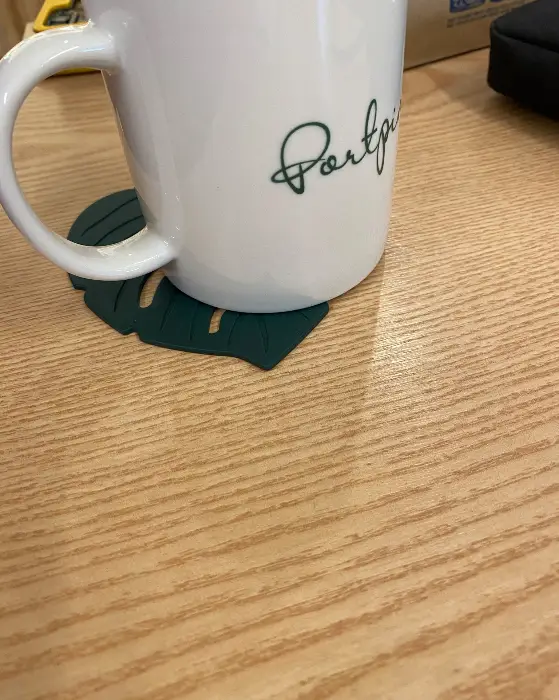 포르피노 로고가 새겨진 머그잔과 잎 모양 코스터