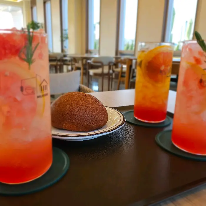 신선한 과일이 곁들여진 음료와 빵