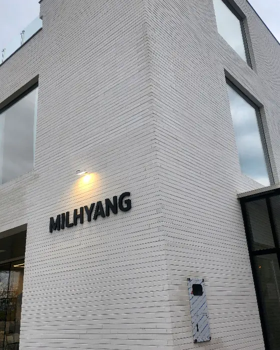 크리스마스 장식이 돋보이는 실내 장식