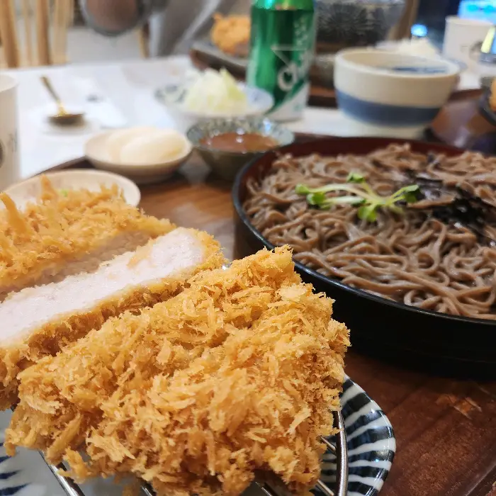 테이블에 차려진 다양한 음식