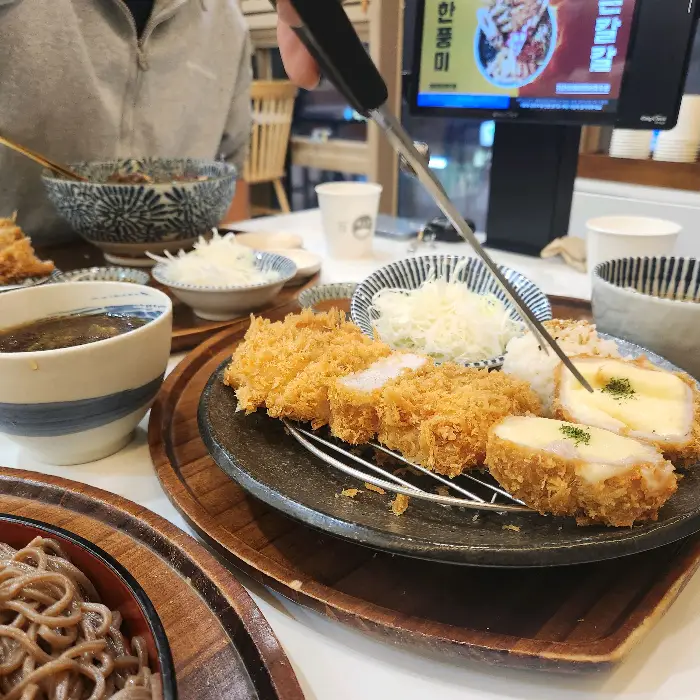 치즈돈까스와 돈까스 조각