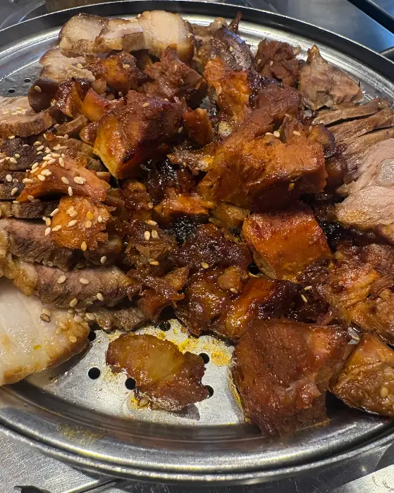 윤기가 자르르 흐르는 족발과 보쌈 모듬