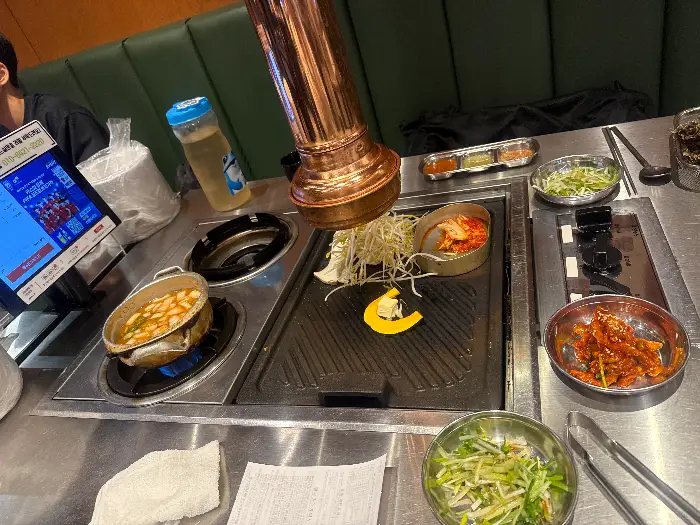 식사를 준비하는 테이블 풍경