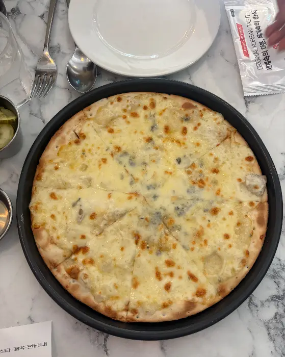 치즈가 듬뿍 올라간 고르곤졸라 피자 클로즈업