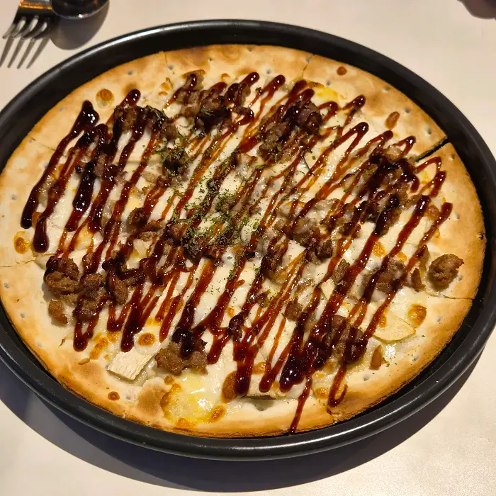 친절한 직원과 함께하는 식사 모습