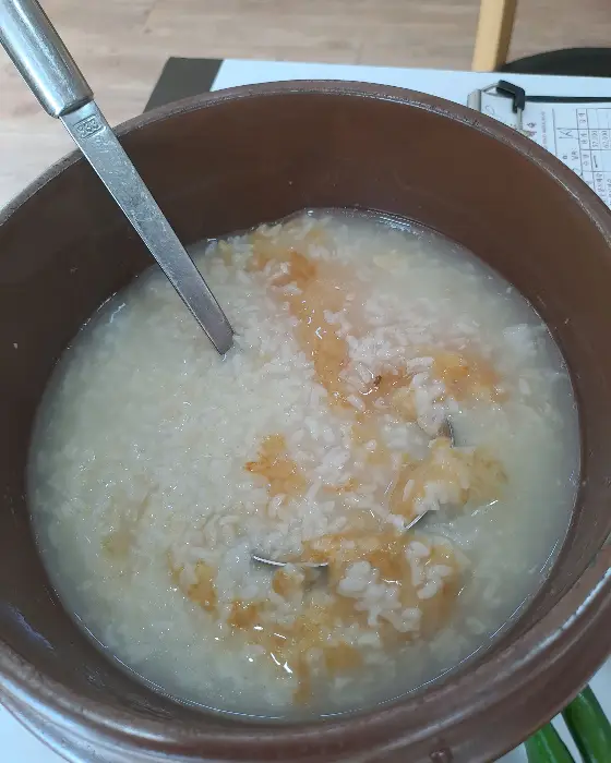 식탁 위에 차려진 다양한 밑반찬의 모습