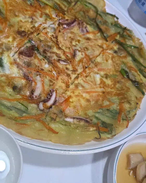 푸짐하게 담긴 누룽지백숙의 모습