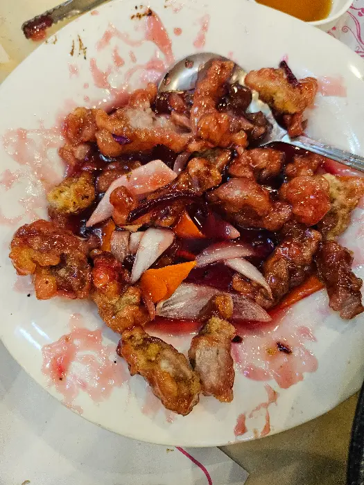 새콤달콤한 소스와 함께 나온 탕수육의 먹음직스러운 모습.