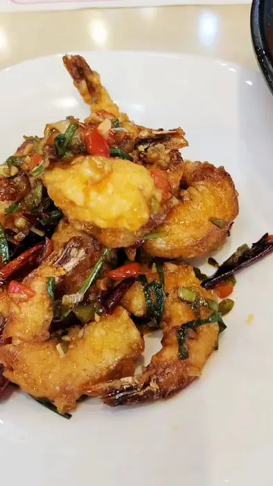 푸짐한 양념에 버무려진 비홍등갈비의 먹음직스러운 클로즈업.