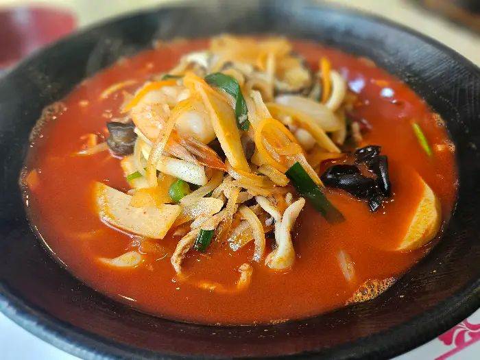 신선한 해산물과 채소가 가득한 삼선짬뽕의 모습.