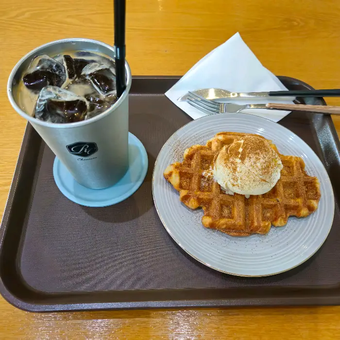 카페 내부 테이블 세팅