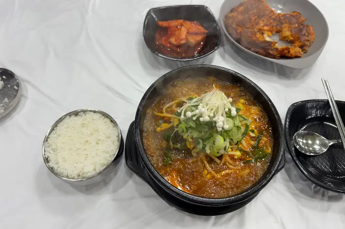 우거지탕으로 보이는 붉은 국물의 메뉴