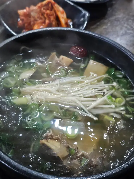 다른 각도에서 바라본 왕갈비탕, 고기가 듬뿍 담겨 있다.