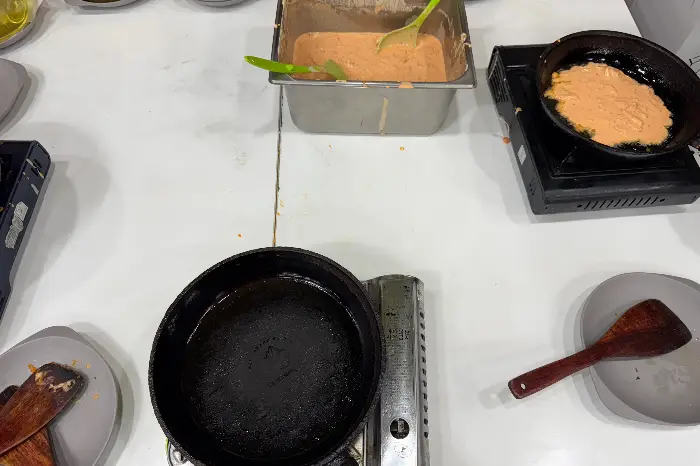 김치전 반죽과 팬, 앞접시가 준비된 모습