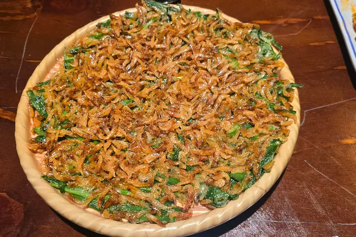 노릇하게 잘 부쳐진 보리새우 부추전.