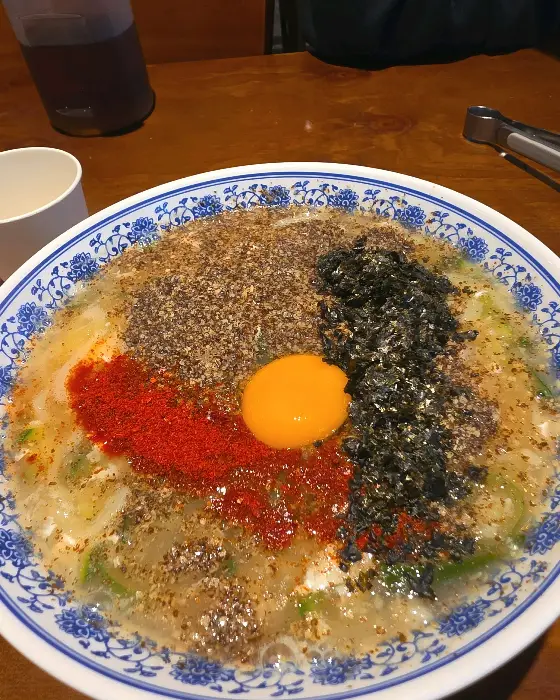 계란 노른자가 올라간 칼국수.