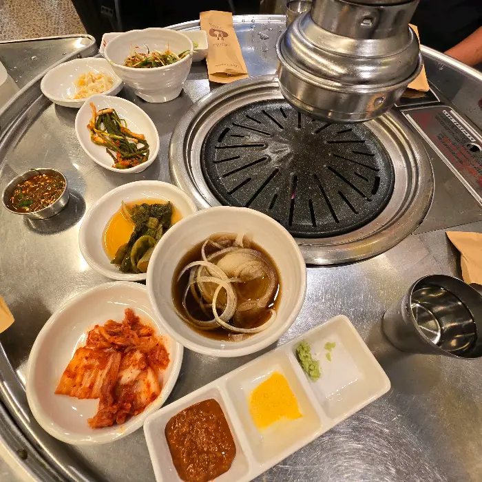 밑반찬 및 불판 세팅