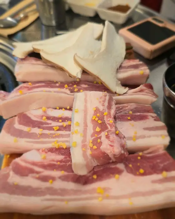 신선한 모듬 돼지고기