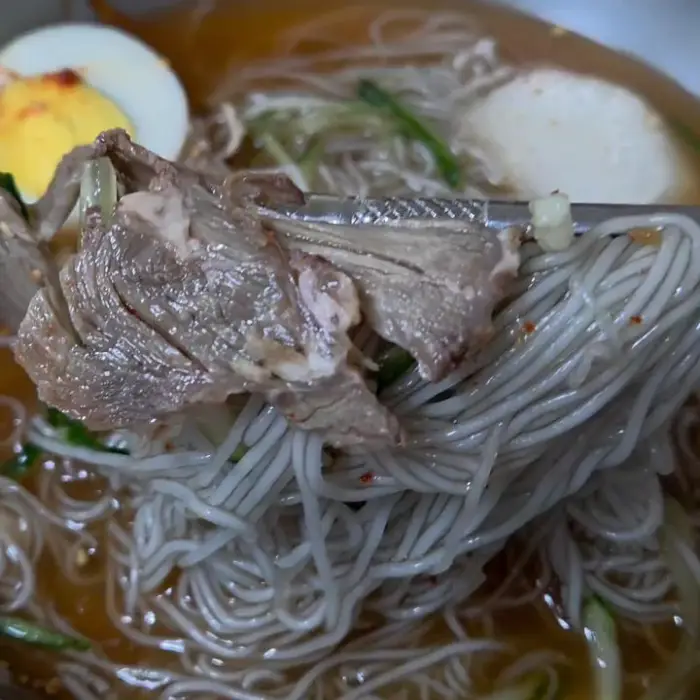 내호냉면에서 제공되는 따뜻한 육수가 담긴 주전자와 컵