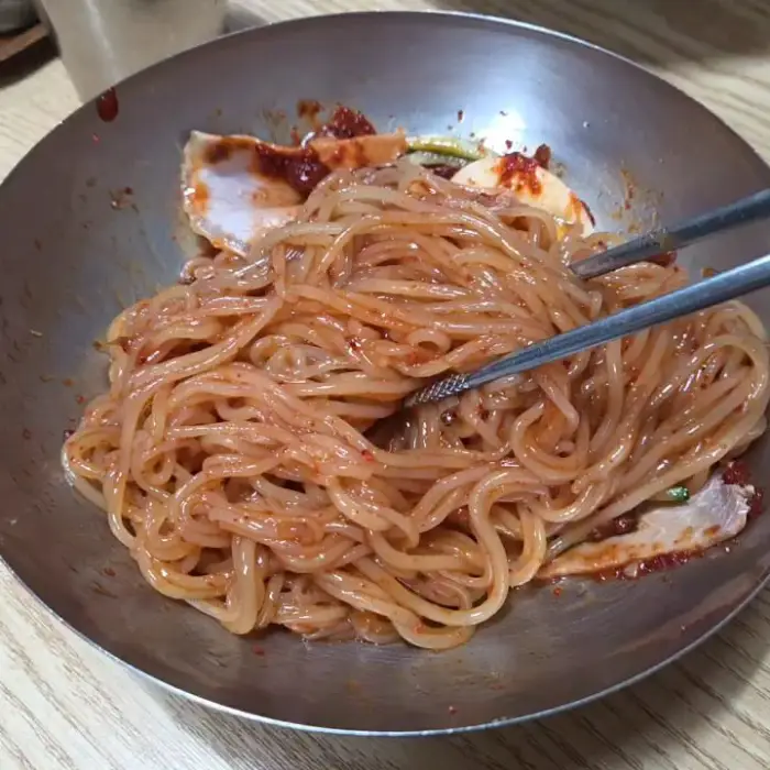 내호냉면의 비빔밀면 면발 클로즈업