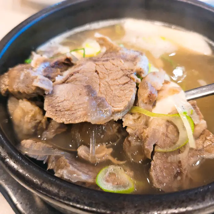 횡성축협 한우프라자 내부 테이블과 탕