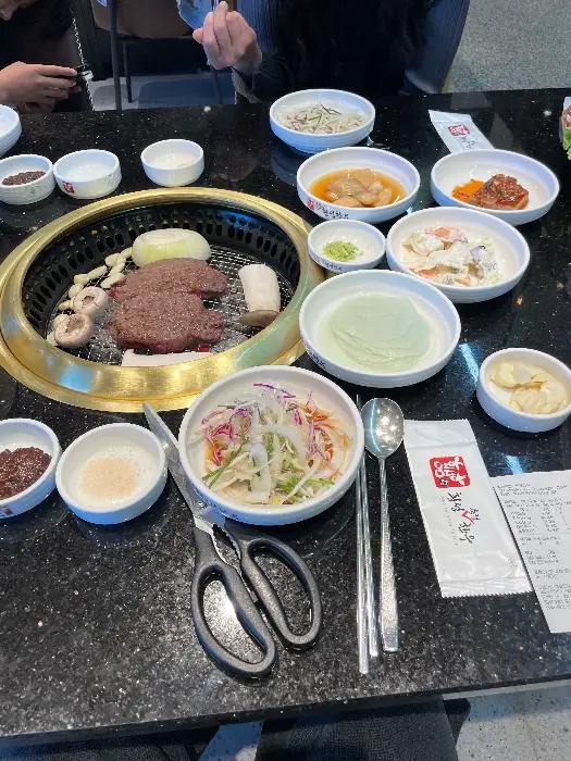 횡성축협 한우프라자 테이블 세팅과 밑반찬